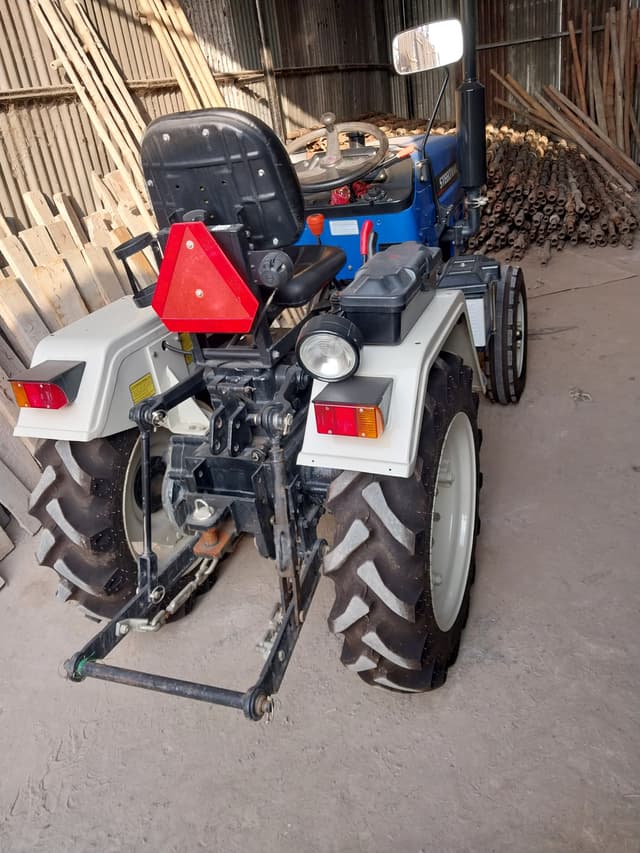 Escorts Steeltrac 18 (2)