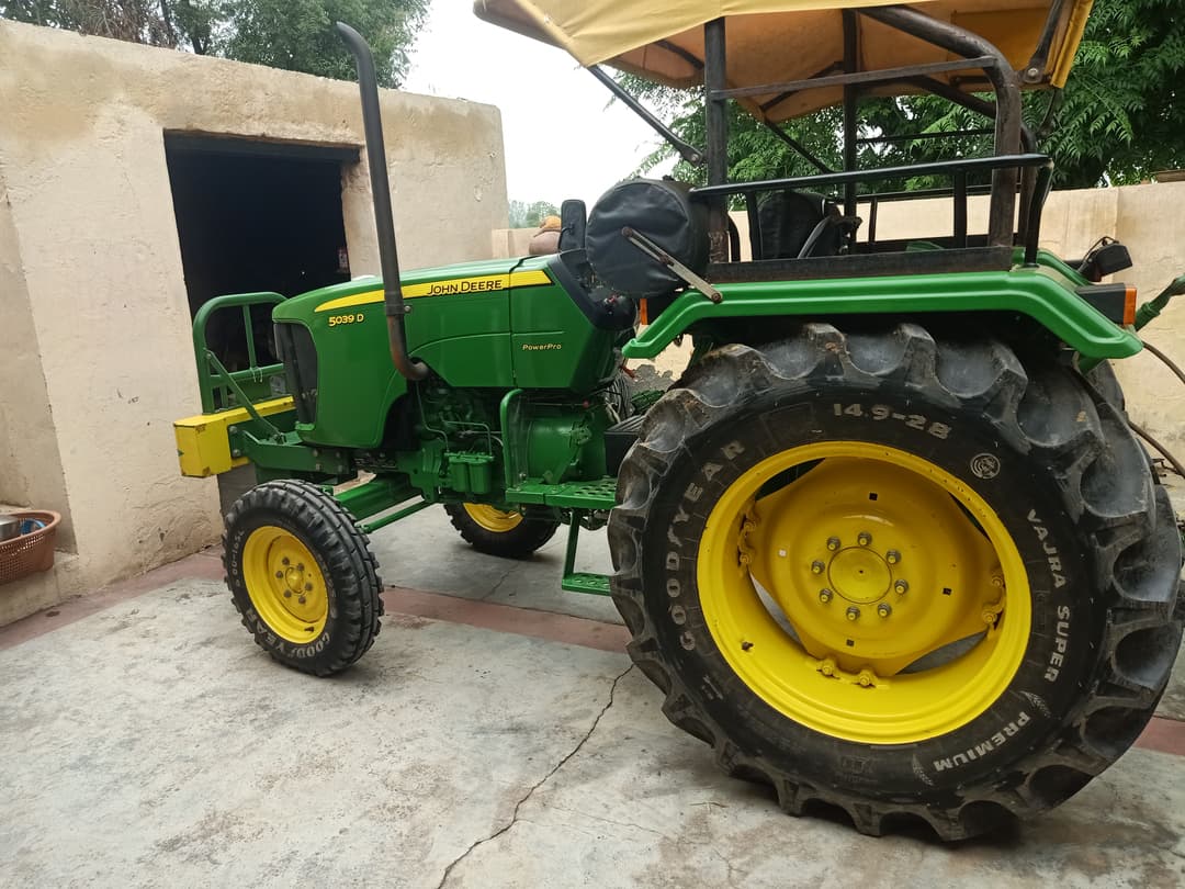 John deere 5039 D (2)