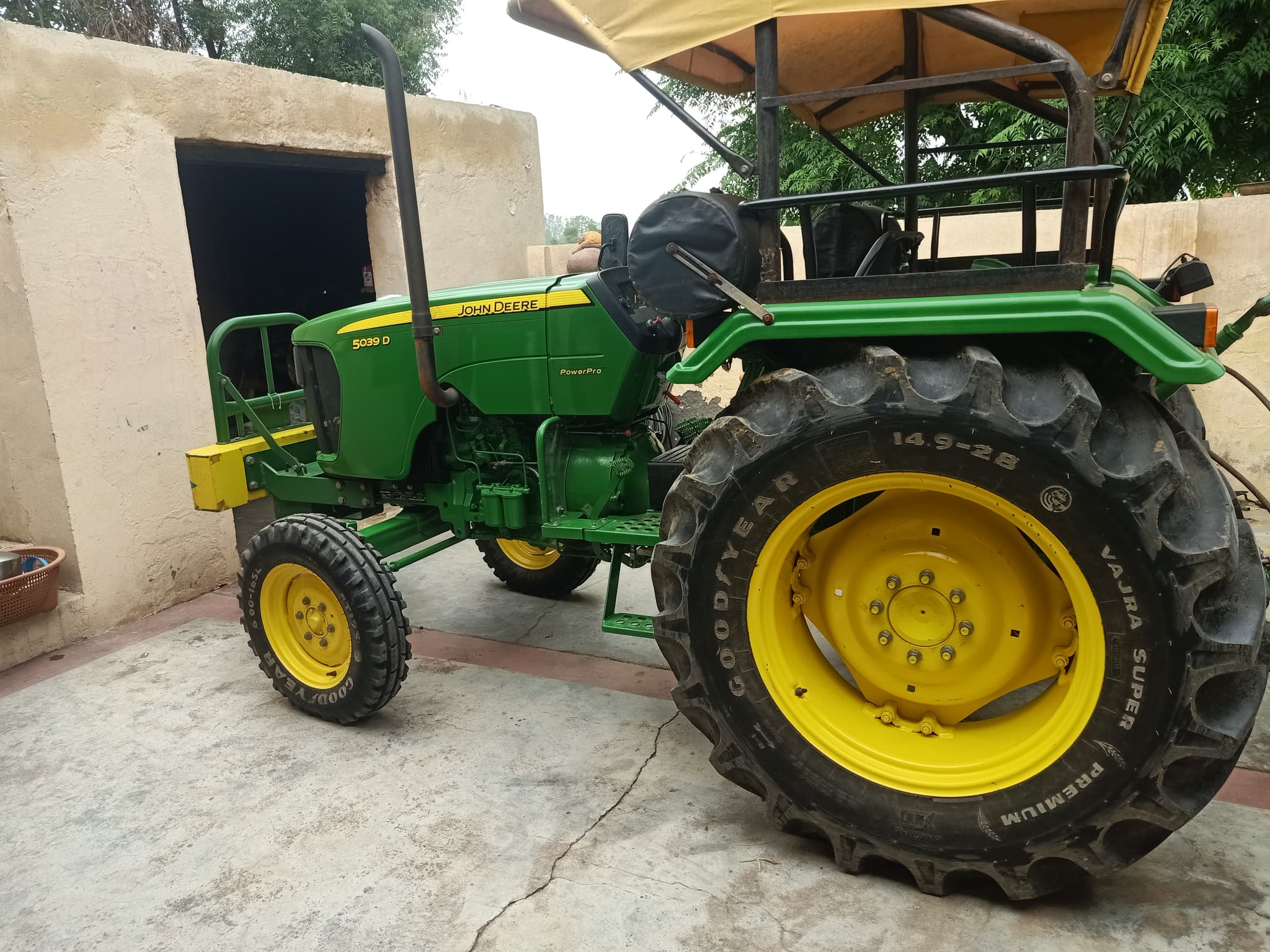 John deere 5039 D (2)