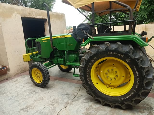 John deere 5039 D (2)