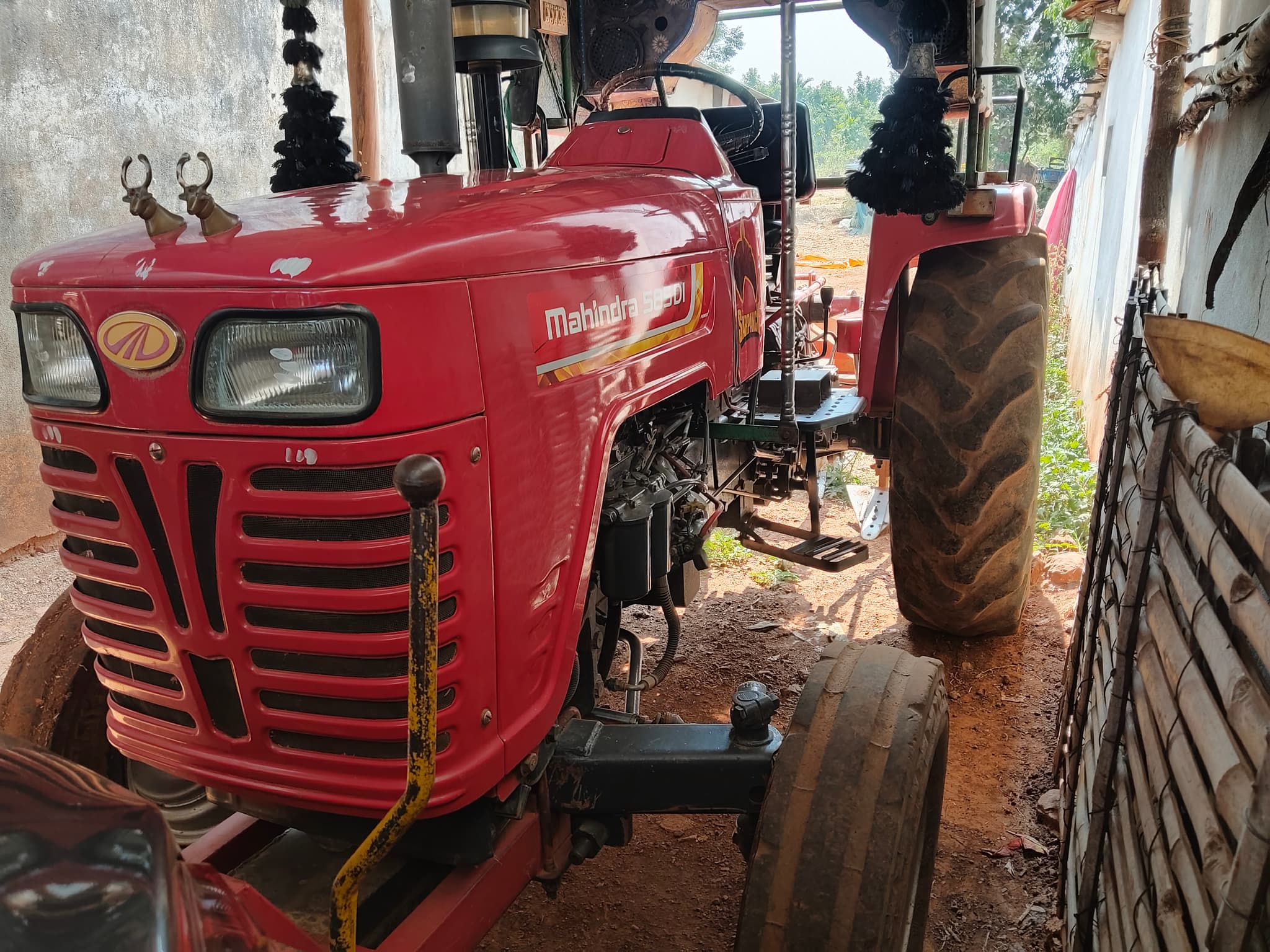 Mahindra 585 DI XP Plus DLX (49.9HP)