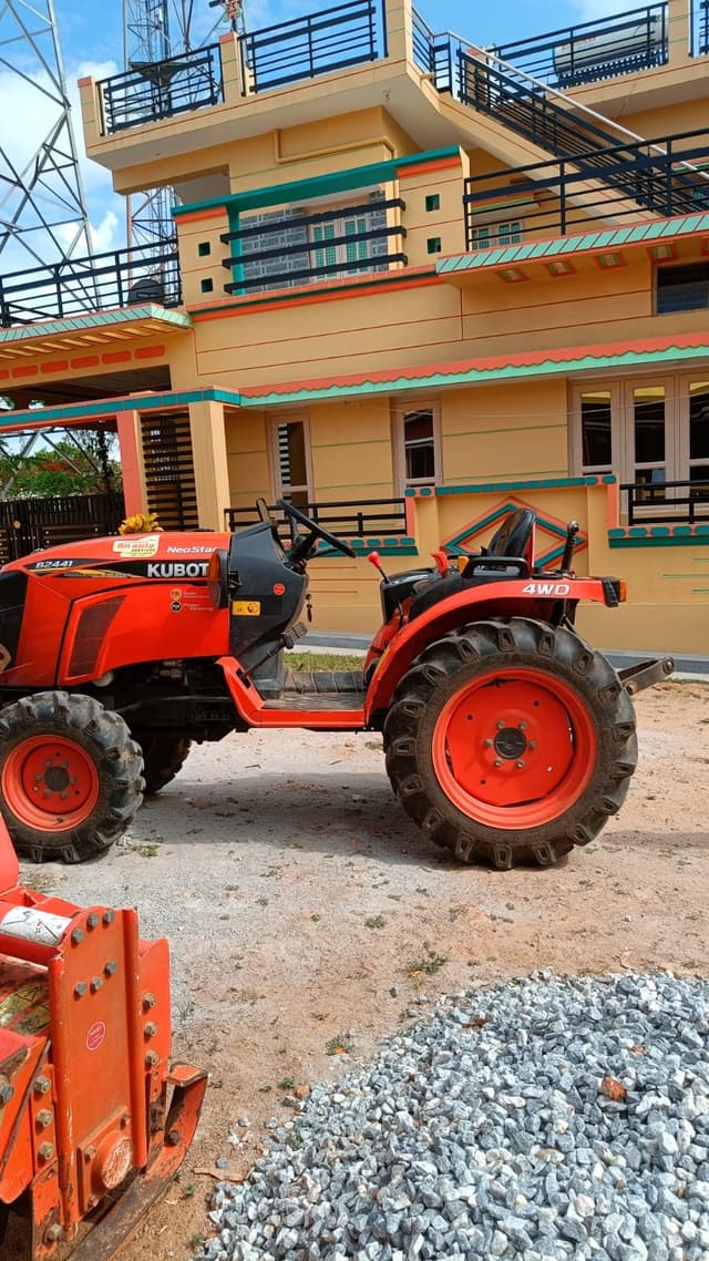 Kubota Neostar B2441 4WD (24HP) (3) Kubota Neostar B2441 4WD (24HP) (3)