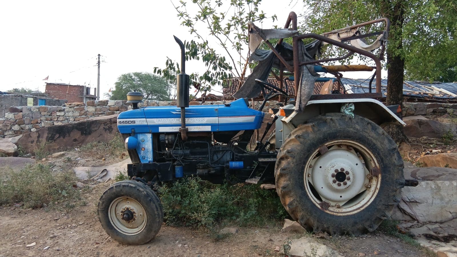 Powertrac 445 Plus (47HP) (2) Powertrac 445 Plus (47HP) (2)